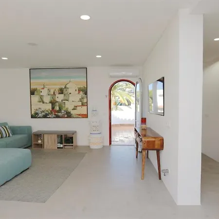Villa Al Salam- Cleverdetails, Walking Distance To The Marina, Restaurants, Supermarkets And Bakeries, Sleeps 8 Adults, Private Pool, Comunal Garden With Bigger Pool, Playground And Tennis Court